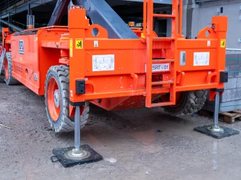 Self levelling outriggers